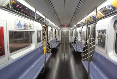 New York - 25 Ekim 2018: 34 Street - Nyc metro vagonundan içinde Hudson yarda Manhattan'da istasyonu. Nyc Transit Authority tarafından sahip olunan, metro sistemi operasyonda 469 istasyonları bulunuyor
