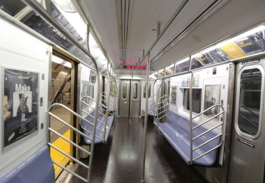 New York - 25 Ekim 2018: 34 Street - Nyc metro vagonundan içinde Hudson yarda Manhattan'da istasyonu. Nyc Transit Authority tarafından sahip olunan, metro sistemi operasyonda 469 istasyonları bulunuyor