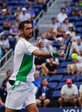 New York - 3 Eylül 2018: Grand Slam şampiyonu Marin Cilic Hırvatistan onun 2018 sırasında eylem Billie Jean King Ulusal tenis merkezi 16 maçın bize açık yuvarlak 