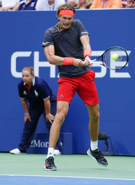 New York - 1 Eylül 2018: Profesyonel tenis oyuncusu Alexander Zverev Almanya'nın eylem onun 2018 sırasında bize açık yuvarlak 32 maç Billie Jean King Ulusal Tenis Merkezi