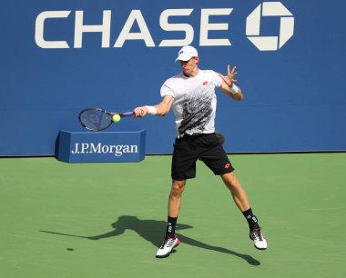 New York - 2 Eylül 2018: Profesyonel tenis oyuncusu Kevin Anderson Güney Afrika eylem sırasında onun 2018 Billie Jean King Ulusal tenis merkezi 16 maçın bize açık yuvarlak 