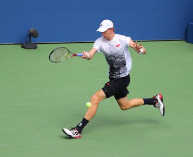 New York - 2 Eylül 2018: Profesyonel tenis oyuncusu Kevin Anderson Güney Afrika eylem sırasında onun 2018 Billie Jean King Ulusal tenis merkezi 16 maçın bize açık yuvarlak 