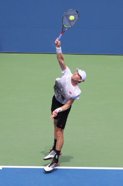 New York - 2 Eylül 2018: Profesyonel tenis oyuncusu Kevin Anderson Güney Afrika eylem sırasında onun 2018 Billie Jean King Ulusal tenis merkezi 16 maçın bize açık yuvarlak 