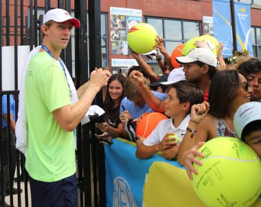 New York - 1 Eylül 2018: Profesyonel tenis oyuncusu Kevin Anderson Güney Afrika işaretler imza 2018 antrenmana sonra bizi Billie Jean King Ulusal Tenis Merkezi açık 