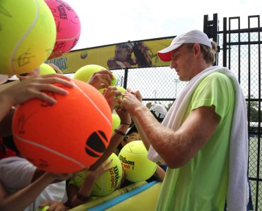 New York - 1 Eylül 2018: Profesyonel tenis oyuncusu Kevin Anderson Güney Afrika işaretler imza 2018 antrenmana sonra bizi Billie Jean King Ulusal Tenis Merkezi açık 