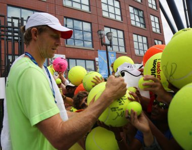 New York - 1 Eylül 2018: Profesyonel tenis oyuncusu Kevin Anderson Güney Afrika işaretler imza 2018 antrenmana sonra bizi Billie Jean King Ulusal Tenis Merkezi açık 