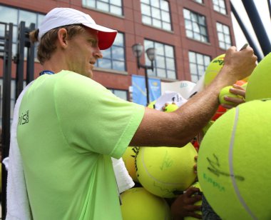 New York - 1 Eylül 2018: Profesyonel tenis oyuncusu Kevin Anderson Güney Afrika işaretler imza 2018 antrenmana sonra bizi Billie Jean King Ulusal Tenis Merkezi açık 