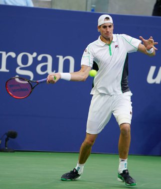 New York - 2 Eylül 2018: Profesyonel tenis oyuncusu John Isner Amerika Birleşik Devletleri onun yuvarlak 16 maç sırasında eylem 2018, Billie Jean King Ulusal Tenis Merkezi New York'ta bize açık