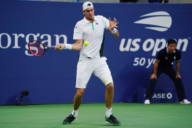 New York - 2 Eylül 2018: Profesyonel tenis oyuncusu John Isner Amerika Birleşik Devletleri onun yuvarlak 16 maç sırasında eylem 2018, Billie Jean King Ulusal Tenis Merkezi New York'ta bize açık