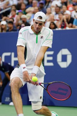 New York - 2 Eylül 2018: Profesyonel tenis oyuncusu John Isner Amerika Birleşik Devletleri onun yuvarlak 16 maç sırasında eylem 2018, Billie Jean King Ulusal Tenis Merkezi New York'ta bize açık