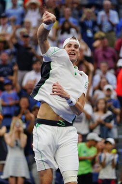 New York - 2 Eylül 2018: Profesyonel tenisçi John Isner Amerika Birleşik Devletleri bizi Billie Jean King National tenis açık 2018 onun yuvarlak 16 maç sonra zafer kutluyor 