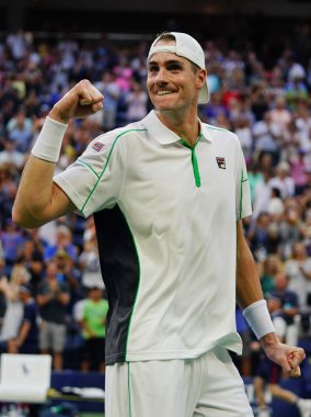 New York - 2 Eylül 2018: Profesyonel tenisçi John Isner Amerika Birleşik Devletleri bizi Billie Jean King National tenis açık 2018 onun yuvarlak 16 maç sonra zafer kutluyor 