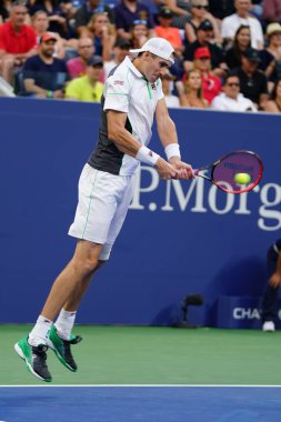 New York - 2 Eylül 2018: Profesyonel tenis oyuncusu John Isner Amerika Birleşik Devletleri onun yuvarlak 16 maç sırasında eylem 2018, Billie Jean King Ulusal Tenis Merkezi New York'ta bize açık