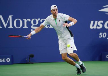 New York - 2 Eylül 2018: Profesyonel tenis oyuncusu John Isner Amerika Birleşik Devletleri onun yuvarlak 16 maç sırasında eylem 2018, Billie Jean King Ulusal Tenis Merkezi New York'ta bize açık