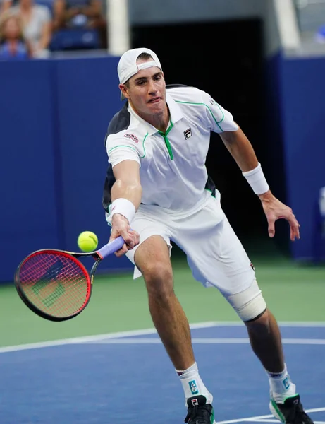 ニューヨーク 2018 2018年で 試合の彼のラウンド中にプロのテニス プレーヤー アメリカ合衆国のジョン イズナー私たちビリー ビリージーンキングナショナル テニス センター — ストック写真