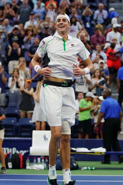 2018年9月2日 美国职业网球运动员约翰 伊斯纳在 8年美国网球公开赛上的 6场比赛后庆祝胜利 — 图库照片