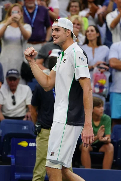 ニューヨーク 2018 2018年私たちビリー ジーン王国立テニス オープンで彼のラウンド の一致後にアメリカ合衆国のジョン イズナーのプロテニス プレーヤーが勝利を祝う — ストック写真