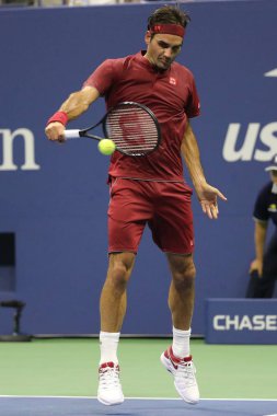 New York - 3 Eylül 2018: 20-zaman Grand Slam Billie Jean King Ulusal tenis merkezi 16 maç sırasında 2018 Amerika Açık başında Roger Federer İsviçre şampiyonu