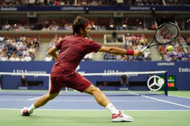 New York - 3 Eylül 2018: 20-zaman Grand Slam Billie Jean King Ulusal tenis merkezi 16 maç sırasında 2018 Amerika Açık başında Roger Federer İsviçre şampiyonu
