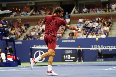 New York - 3 Eylül 2018: 20-zaman Grand Slam Billie Jean King Ulusal tenis merkezi 16 maç sırasında 2018 Amerika Açık başında Roger Federer İsviçre şampiyonu