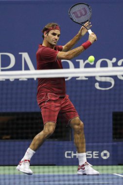 New York - 3 Eylül 2018: 20-zaman Grand Slam Billie Jean King Ulusal tenis merkezi 16 maç sırasında 2018 Amerika Açık başında Roger Federer İsviçre şampiyonu