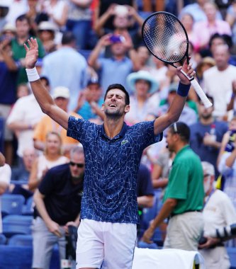 New York - 3 Eylül 2018: 13 kez Grand Slam şampiyonu Novak Djokovic Sırbistan onun 2018 bize açık yuvarlak Billie Jean King Ulusal tenis merkezi 16 maç sonra zafer kutluyor