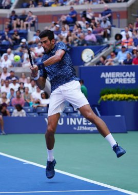New York - 3 Eylül 2018: 13-zaman Grand Slam Billie Jean King Ulusal tenis merkezi 16 maç sırasında onun 2018 bize açık başında Novak Djokovic Sırbistan şampiyonu