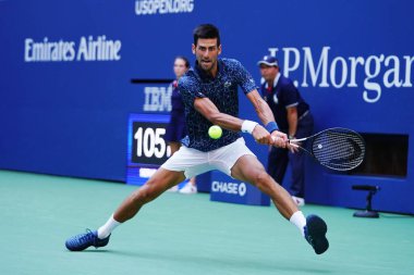 New York - 3 Eylül 2018: 13-zaman Grand Slam Billie Jean King Ulusal tenis merkezi 16 maç sırasında onun 2018 bize açık başında Novak Djokovic Sırbistan şampiyonu