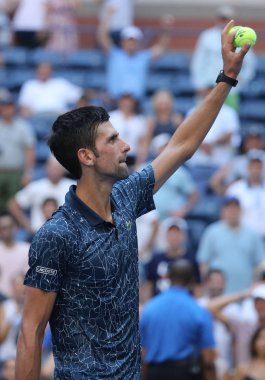 New York - 3 Eylül 2018: 13 kez Grand Slam şampiyonu Novak Djokovic Sırbistan onun 2018 bize açık yuvarlak Billie Jean King Ulusal tenis merkezi 16 maç sonra zafer kutluyor