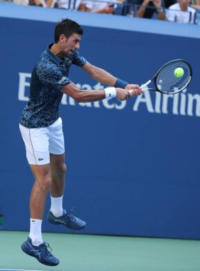 New York - 3 Eylül 2018: 13-zaman Grand Slam Billie Jean King Ulusal tenis merkezi 16 maç sırasında onun 2018 bize açık başında Novak Djokovic Sırbistan şampiyonu
