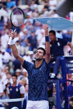 New York - 3 Eylül 2018: 13 kez Grand Slam şampiyonu Novak Djokovic Sırbistan onun 2018 bize açık yuvarlak Billie Jean King Ulusal tenis merkezi 16 maç sonra zafer kutluyor