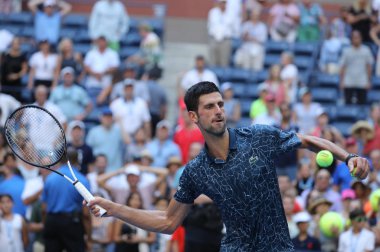 New York - 3 Eylül 2018: 13 kez Grand Slam şampiyonu Novak Djokovic Sırbistan onun 2018 bize açık yuvarlak Billie Jean King Ulusal tenis merkezi 16 maç sonra zafer kutluyor