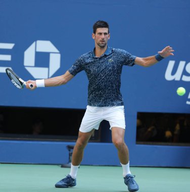 New York - 3 Eylül 2018: 13-zaman Grand Slam Billie Jean King Ulusal tenis merkezi 16 maç sırasında onun 2018 bize açık başında Novak Djokovic Sırbistan şampiyonu