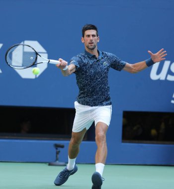 New York - 3 Eylül 2018: 13-zaman Grand Slam Billie Jean King Ulusal tenis merkezi 16 maç sırasında onun 2018 bize açık başında Novak Djokovic Sırbistan şampiyonu