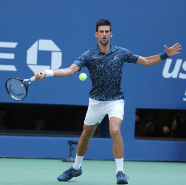 New York - 3 Eylül 2018: 13-zaman Grand Slam Billie Jean King Ulusal tenis merkezi 16 maç sırasında onun 2018 bize açık başında Novak Djokovic Sırbistan şampiyonu