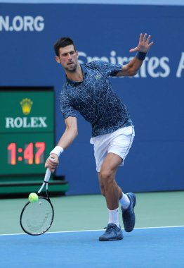 New York - 3 Eylül 2018: 13-zaman Grand Slam Billie Jean King Ulusal tenis merkezi 16 maç sırasında onun 2018 bize açık başında Novak Djokovic Sırbistan şampiyonu