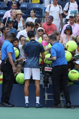 New York - 3 Eylül 2018: 13 kez Grand Slam şampiyonu Novak Djokovic Sırbistan onun 2018 bize açık yuvarlak Billie Jean King Ulusal tenis merkezi 16 maç sonra imza imzalar