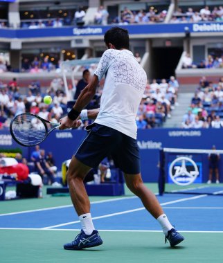 New York - 3 Eylül 2018: 13-zaman Grand Slam Billie Jean King Ulusal tenis merkezi 16 maç sırasında onun 2018 bize açık başında Novak Djokovic Sırbistan şampiyonu