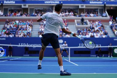 New York - 3 Eylül 2018: 13-zaman Grand Slam Billie Jean King Ulusal tenis merkezi 16 maç sırasında onun 2018 bize açık başında Novak Djokovic Sırbistan şampiyonu