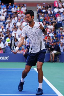 New York - 3 Eylül 2018: 13-zaman Grand Slam Billie Jean King Ulusal tenis merkezi 16 maç sırasında onun 2018 bize açık başında Novak Djokovic Sırbistan şampiyonu