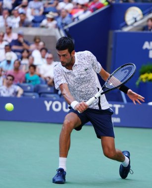 New York - 3 Eylül 2018: 13-zaman Grand Slam Billie Jean King Ulusal tenis merkezi 16 maç sırasında onun 2018 bize açık başında Novak Djokovic Sırbistan şampiyonu