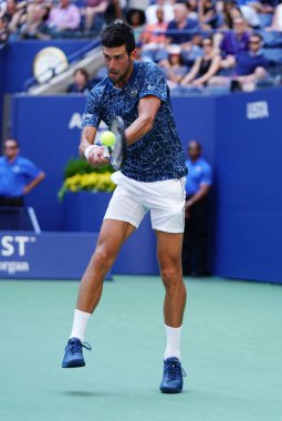New York - 3 Eylül 2018: 13-zaman Grand Slam Billie Jean King Ulusal tenis merkezi 16 maç sırasında onun 2018 bize açık başında Novak Djokovic Sırbistan şampiyonu