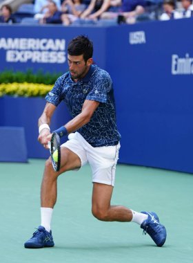 New York - 3 Eylül 2018: 13-zaman Grand Slam Billie Jean King Ulusal tenis merkezi 16 maç sırasında onun 2018 bize açık başında Novak Djokovic Sırbistan şampiyonu