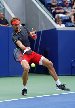 New York - 1 Eylül 2018: Profesyonel tenis oyuncusu Alexander Zverev Almanya'nın eylem onun 2018 sırasında bize açık yuvarlak 32 maç Billie Jean King Ulusal Tenis Merkezi