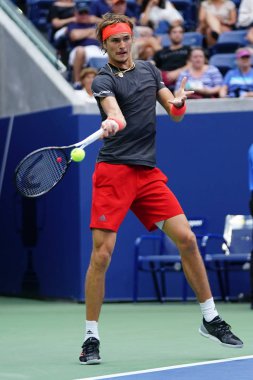 New York - 1 Eylül 2018: Profesyonel tenis oyuncusu Alexander Zverev Almanya'nın eylem onun 2018 sırasında bize açık yuvarlak 32 maç Billie Jean King Ulusal Tenis Merkezi