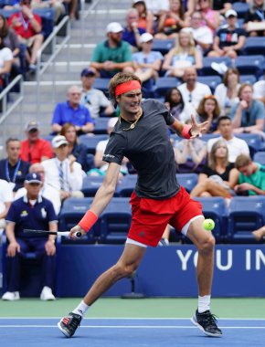 New York - 1 Eylül 2018: Profesyonel tenis oyuncusu Alexander Zverev Almanya'nın eylem onun 2018 sırasında bize açık yuvarlak 32 maç Billie Jean King Ulusal Tenis Merkezi