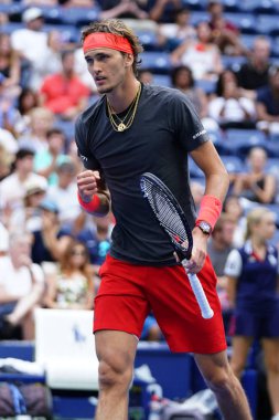 New York - 1 Eylül 2018: Profesyonel tenis oyuncusu Alexander Zverev Almanya'nın eylem onun 2018 sırasında bize açık yuvarlak 32 maç Billie Jean King Ulusal Tenis Merkezi