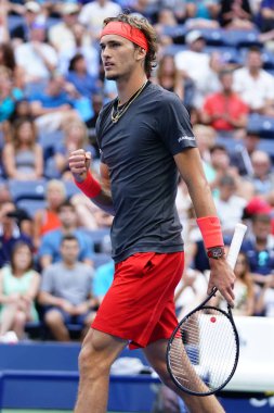 New York - 1 Eylül 2018: Profesyonel tenis oyuncusu Alexander Zverev Almanya'nın eylem onun 2018 sırasında bize açık yuvarlak 32 maç Billie Jean King Ulusal Tenis Merkezi