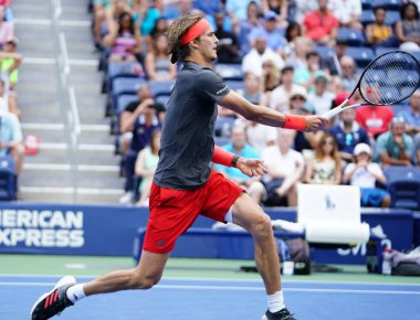 New York - 1 Eylül 2018: Profesyonel tenis oyuncusu Alexander Zverev Almanya'nın eylem onun 2018 sırasında bize açık yuvarlak 32 maç Billie Jean King Ulusal Tenis Merkezi