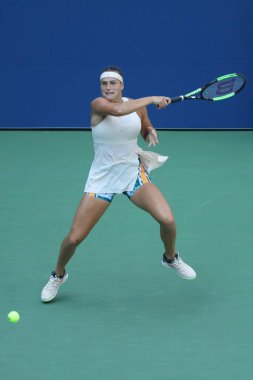 New York - 3 Eylül 2018: Profesyonel tenis oyuncusu Aryna Sabalenka Beyaz Rusya'nın eylem sırasında onu 2018 bize açık yuvarlak Billie Jean King Ulusal tenis merkezi 16 maçın